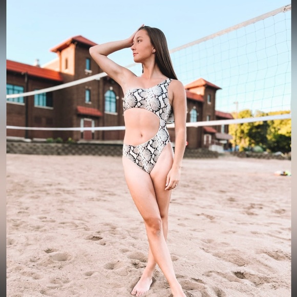 Size XS swim suit - Picture 5 of 5